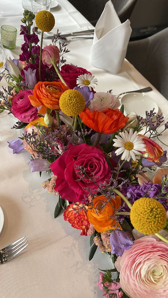 Üppiger Blumenschmuck in kräftigen Farben auf der Festtafel – Die Ratsstuben Ettlingen