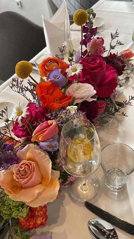 Blumen und Weingläser auf festlich gedeckter Tafel – Die Ratsstuben Ettlingen