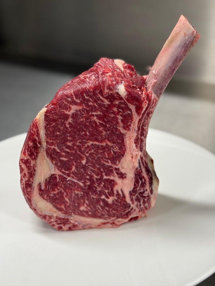 Fein marmoriertes Steak am Knochen, aufrecht auf dem Teller