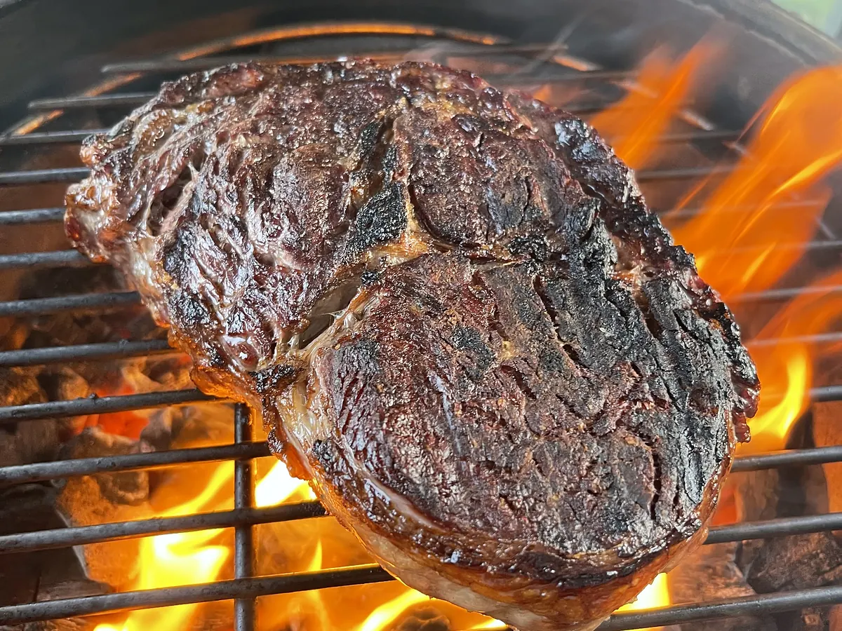 Dry-Aged-Ribeye auf dem Holzkohlegrill