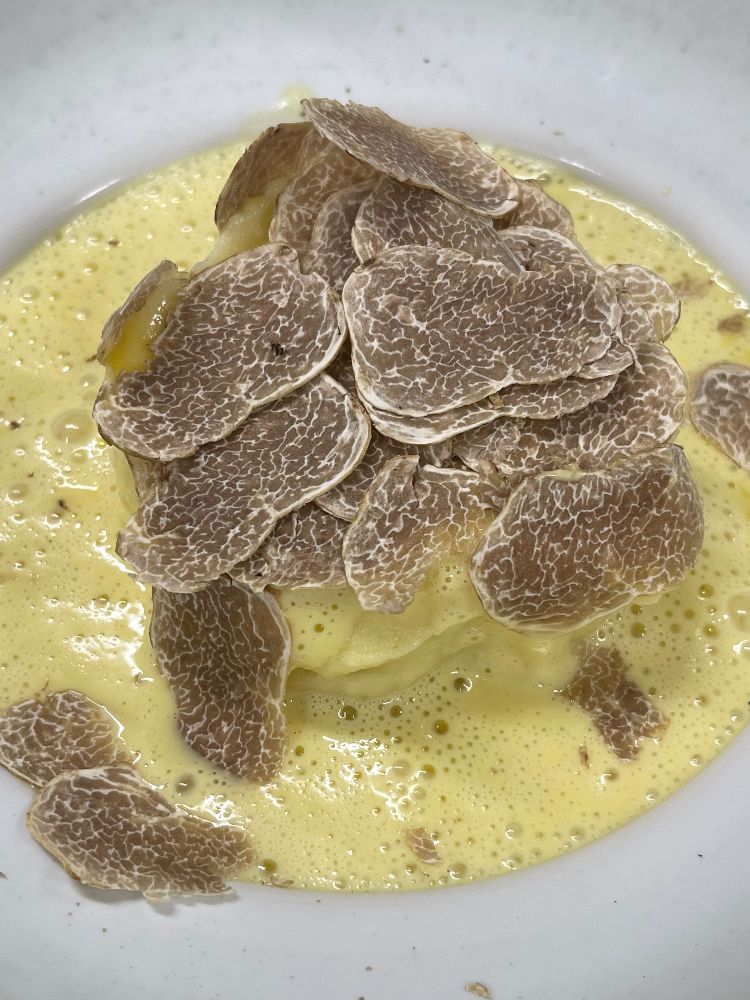 Gericht mit frisch gehobeltem Trüffel