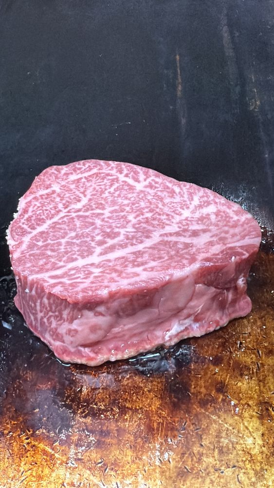 Fein marmoriertes Steak in der heißen Pfanne