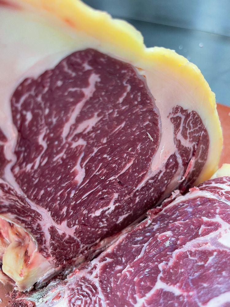 Rubia-Gallega-Steaks mit dem charakteristischen gelblichen Fettdeckel