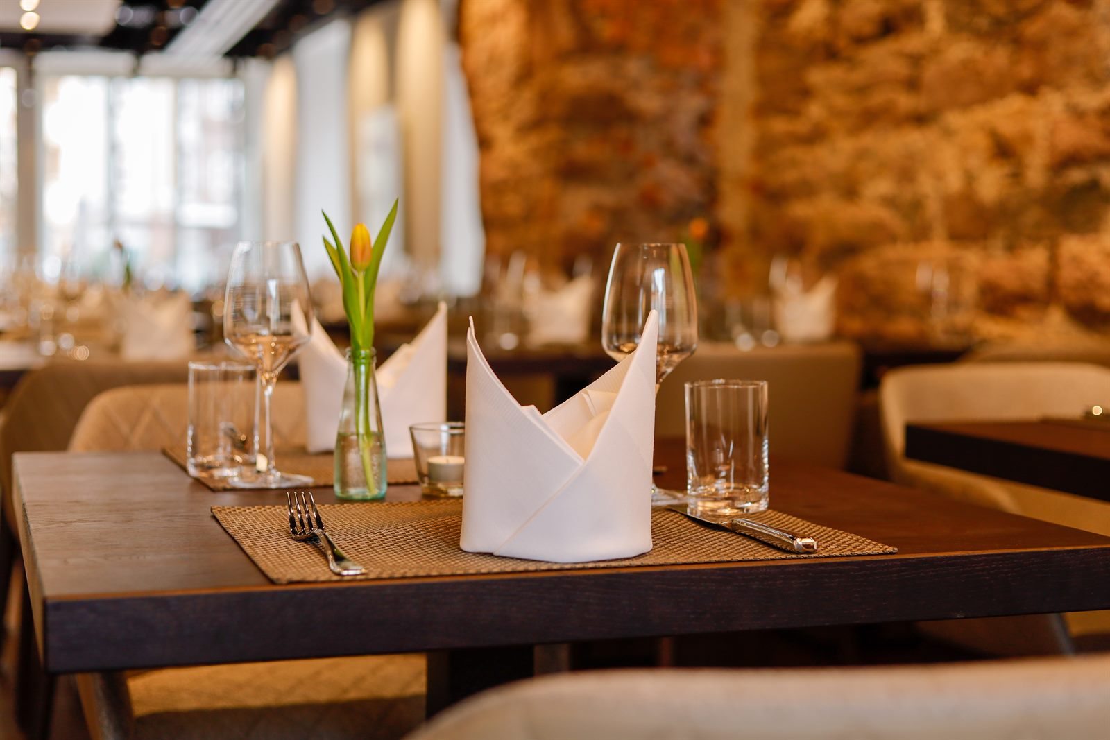 Detail eines eingedeckten Tisches in den Ratsstuben: Serviette, Tulpe und Besteck