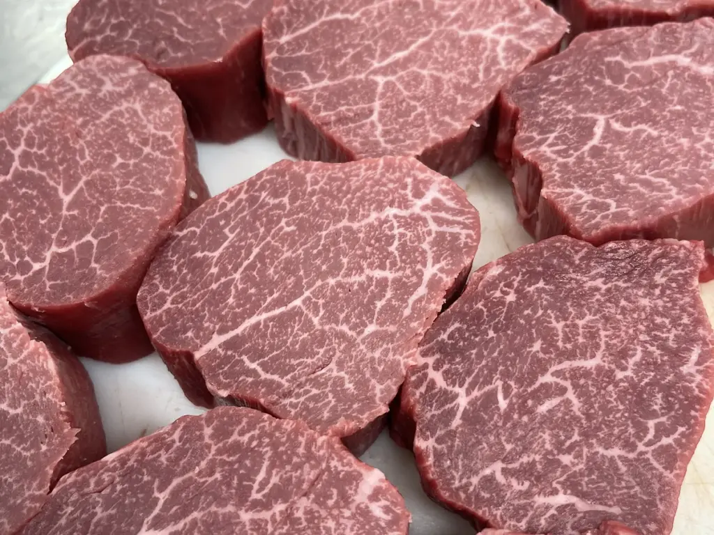 Rinderfilet-Medaillons, dry aged, zugeschnitten in der Küche der Ratsstuben Ettlingen